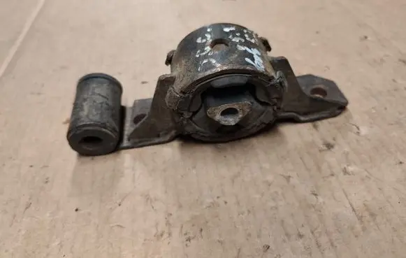 Jeep Grand Cherokee Engine mount bracket