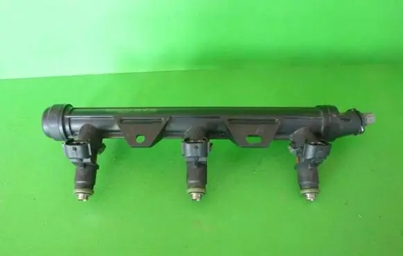 Skoda Fabia Mk2 (5J) Fuel distributor 03E133320A J020
