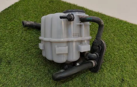 Coolant expansion tank/reservoir