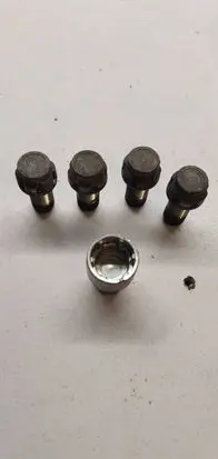 Volkswagen PASSAT B6 Anti-theft wheel nuts and lock 