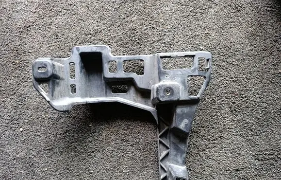Rear bumper mounting bracket