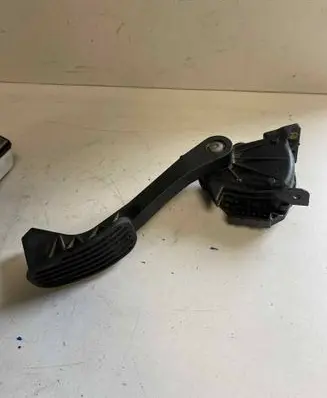 Accelerator throttle pedal