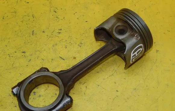 Peugeot 207 Piston with connecting rod