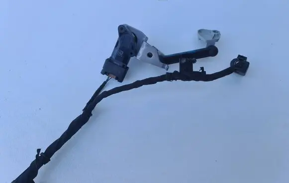 Headlight/headlamp level sensor