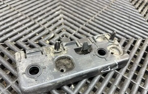 Volvo XC90 Fender mounting bracket 31378135