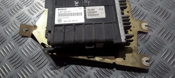 Volkswagen PASSAT B3 Engine control unit/module 443907311D 0261200271