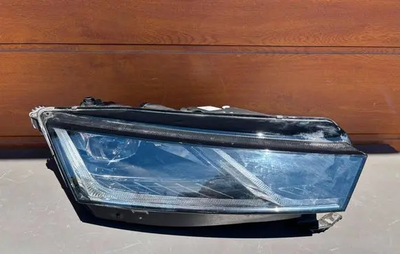 Skoda Octavia Mk4 Headlight/headlamp 5E4941016B LE18A6419