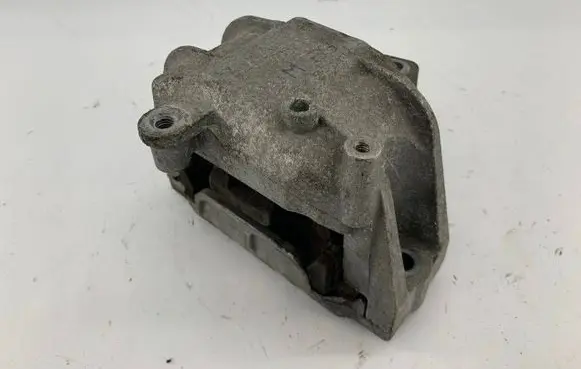 Volkswagen Touran I Engine mount bracket 1K0199262A