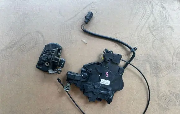 Volkswagen Transporter - Caravelle T5 Sliding door lock 7H0843654BG