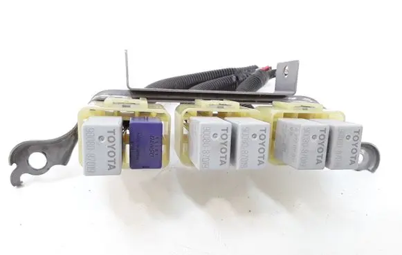 Toyota Corolla Verso AR10 Relay mounting block 