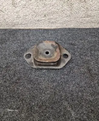 Engine mount bracket
