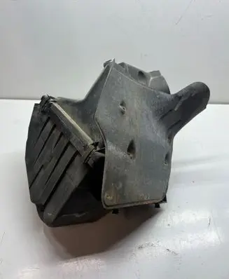 Volkswagen PASSAT B5 Air filter box 058133837E