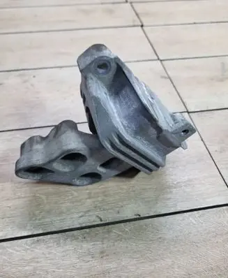 Mercedes-Benz A W176 Engine mount bracket A2462400617 ZGS006109 000612352