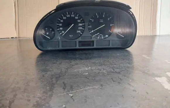 Speedometer (instrument cluster)