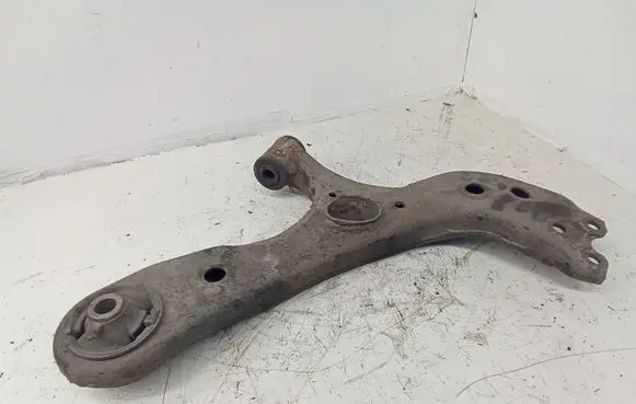 Toyota Prius (XW30) Front lower control arm/wishbone