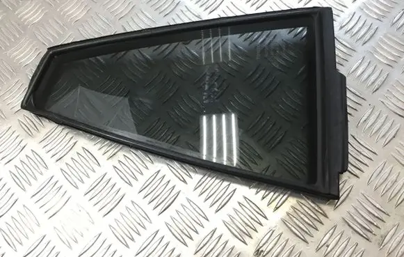 Toyota RAV 4 (XA40) Rear vent window glass 6818942060