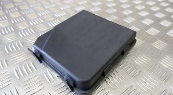 Nissan X-Trail T32 Fuse box cover