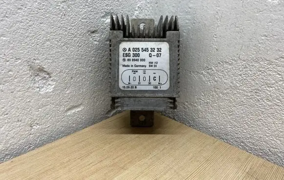 Mercedes-Benz E W211 Coolant fan relay A0255453232 898940000