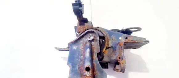 Nissan X-Trail T30 Engine mount bracket