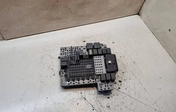 Volvo V70 Fuse box set 8676284 01W404