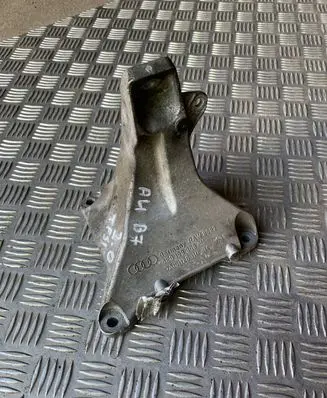 Audi A4 S4 B7 8E 8H Engine mounting bracket 8E0199308