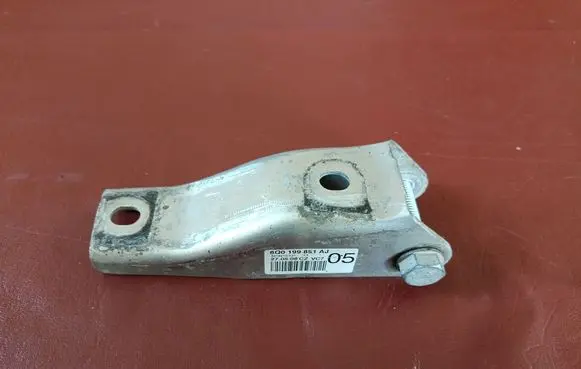 Engine mounting bracket