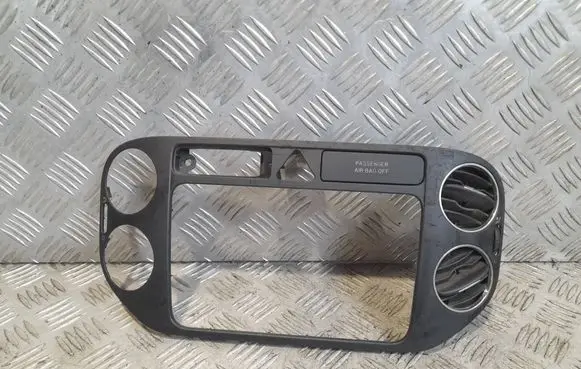 Radio/GPS head unit trim