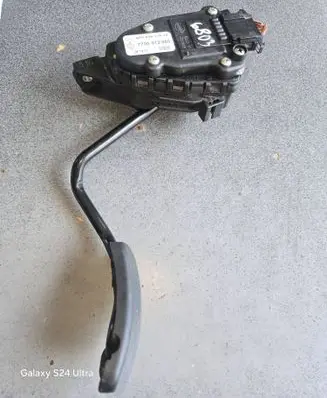 Accelerator throttle pedal
