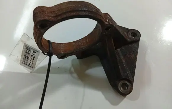 Nissan Almera Tino Engine mounting bracket 