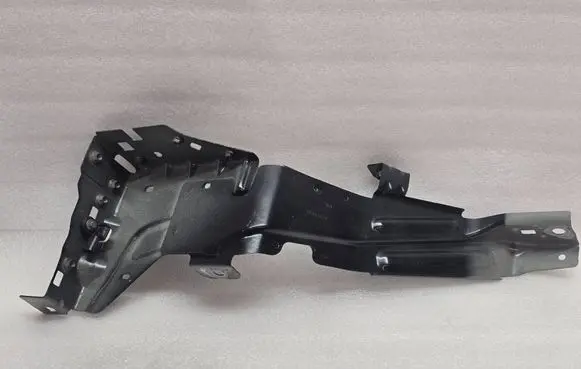 Volvo XC40 Fender mounting bracket 32348653