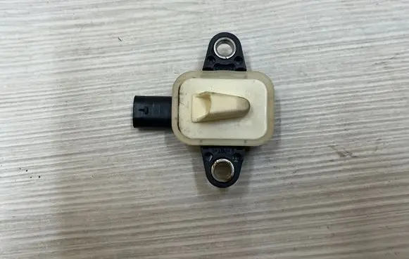 Volkswagen Golf VII Airbag deployment crash/impact sensor 4H0955557