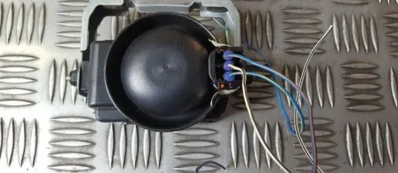 Toyota Corolla E120 E130 Horn signal 8904002010 89040-02010