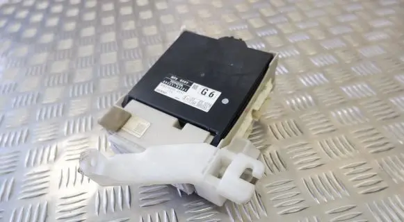 Toyota Auris 150 Fuse module 8922102321 8273047450