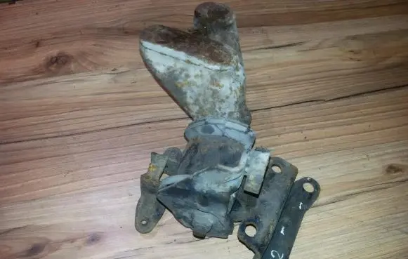 Mazda 323 Engine mount bracket