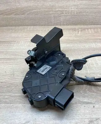 Volvo V70 Front door lock 31253278 A048317