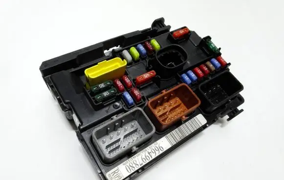 Peugeot 1007 Fuse module 9664997880