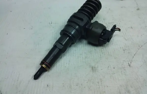 Audi A6 S6 C5 4B Fuel injector 038130073AJ