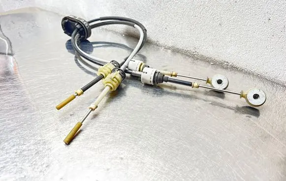 Opel Astra J Gear shift cable linkage 55583486