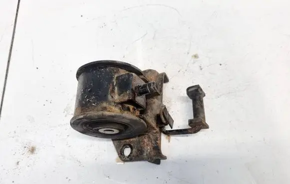 Mazda MPV Engine mount bracket