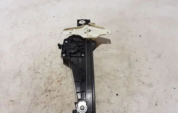 Rear window lifting mechanism without motor