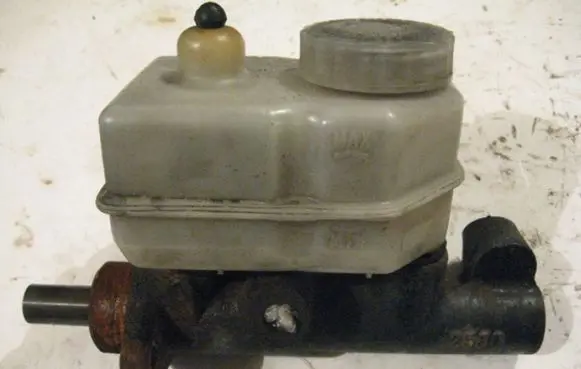 Mercedes-Benz W123 Master brake cylinder
