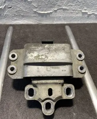 Volkswagen PASSAT B6 Engine mount bracket 3C0199556