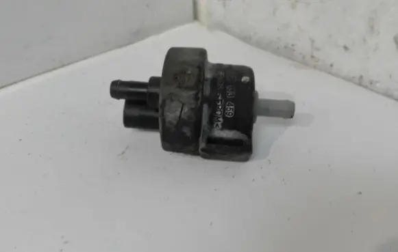 Volkswagen Golf V Vacuum valve 058133459