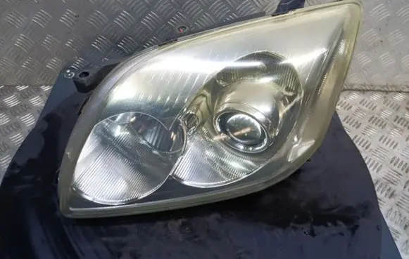 Toyota Avensis Verso Headlight/headlamp