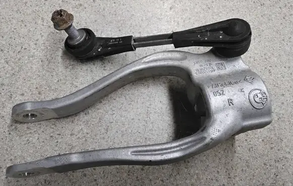 BMW 5 G30 G31 G38 Lower shock absorber bracket 686120003 6861485