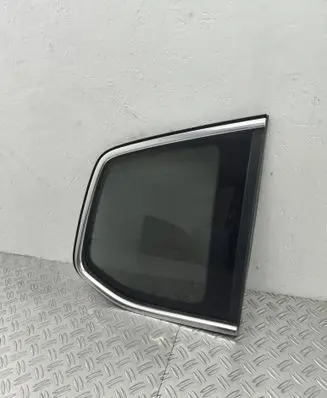 Volkswagen Touran III Rear side window