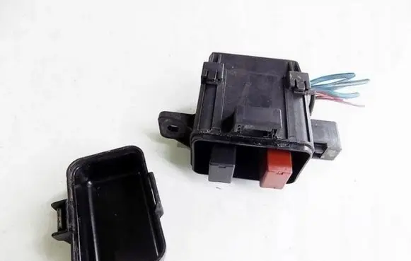 Toyota Previa (XR30, XR40) II Relay mounting block 