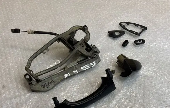 BMW X5 E53 Rear door exterior handle/bracket 