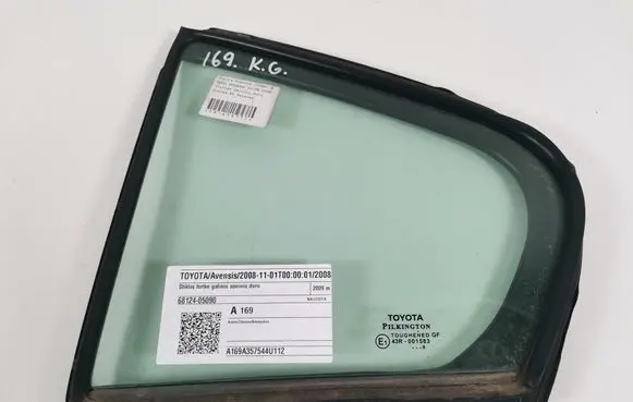 Toyota Avensis T270 Rear vent window glass 68124-05090