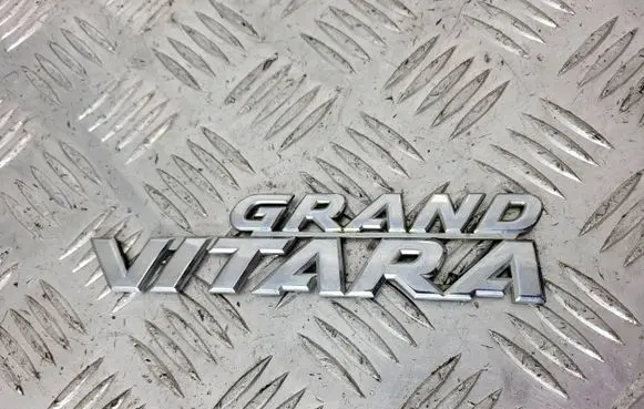 Suzuki Grand Vitara II Manufacturers badge/model letters 